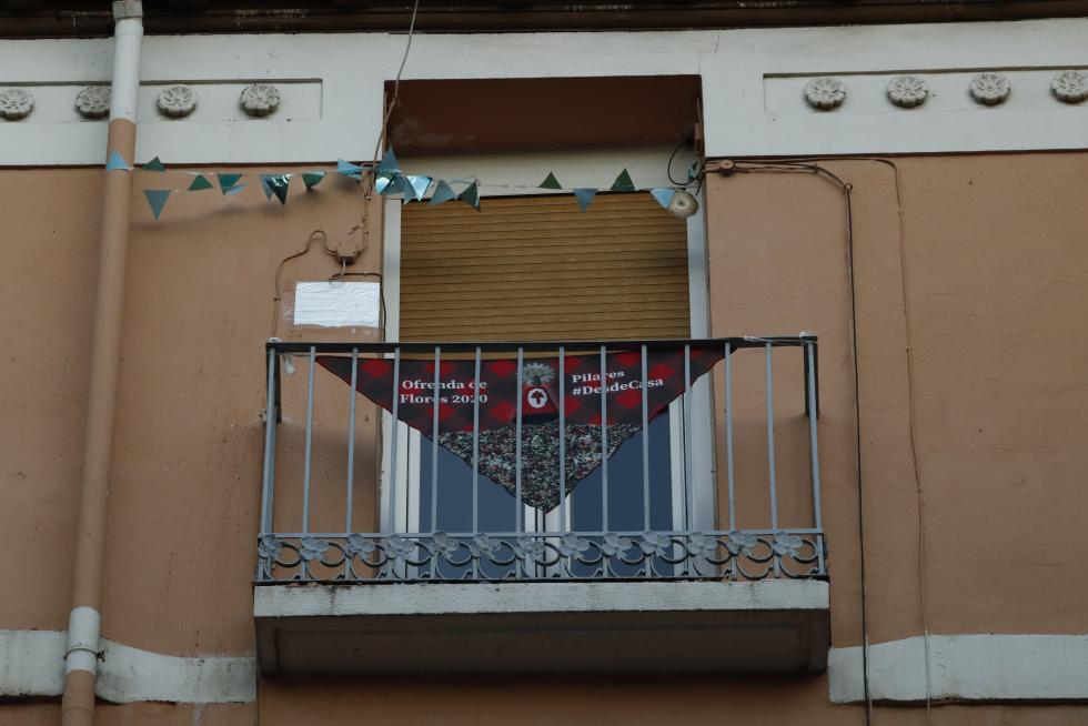 Balcones engalanados en el Día del Pilar de 2020 en Zaragoza