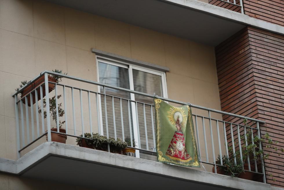 Balcones engalanados en Zaragoza en el Día del Pilar
