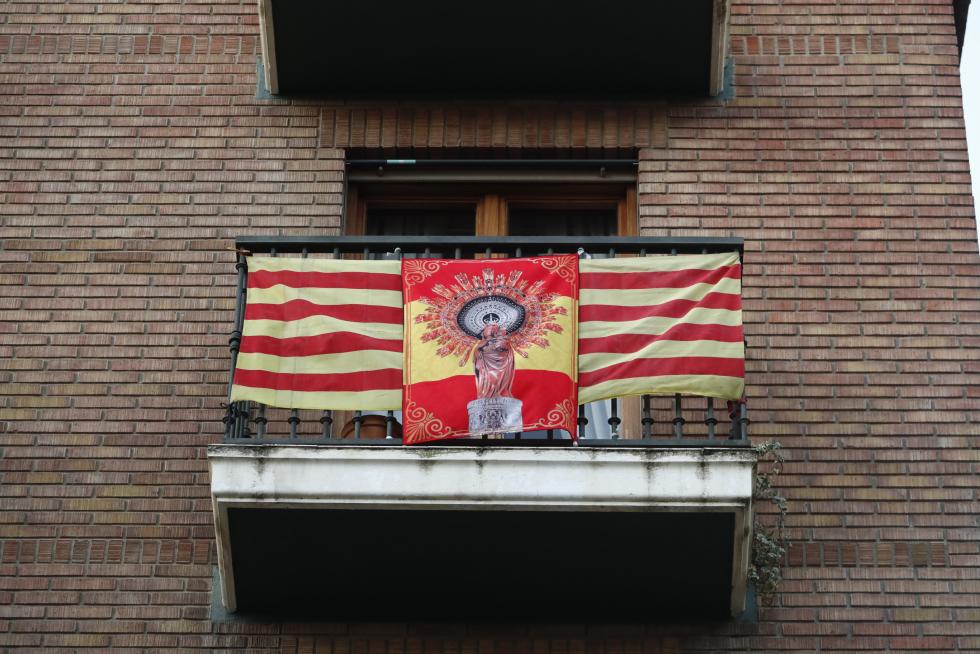 Balcones engalanados en Zaragoza en el Día del Pilar