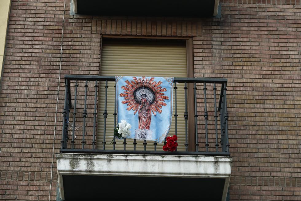 Balcones engalanados en Zaragoza en el Día del Pilar
