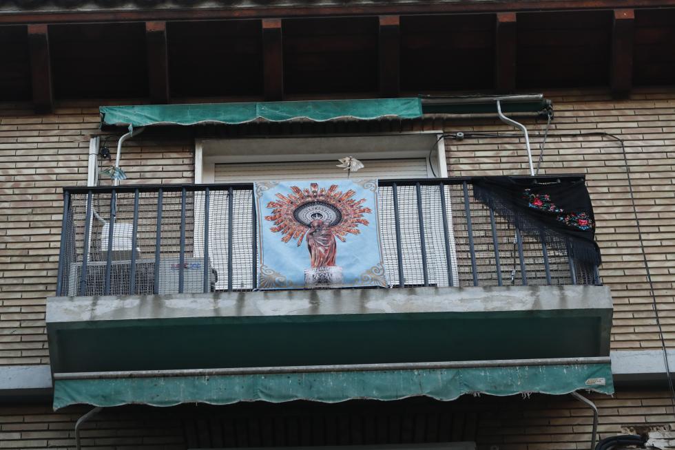 Balcones engalanados en Zaragoza en el Día del Pilar