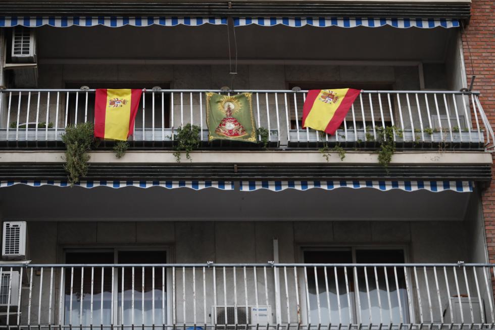 Balcones engalanados en Zaragoza en el Día del Pilar