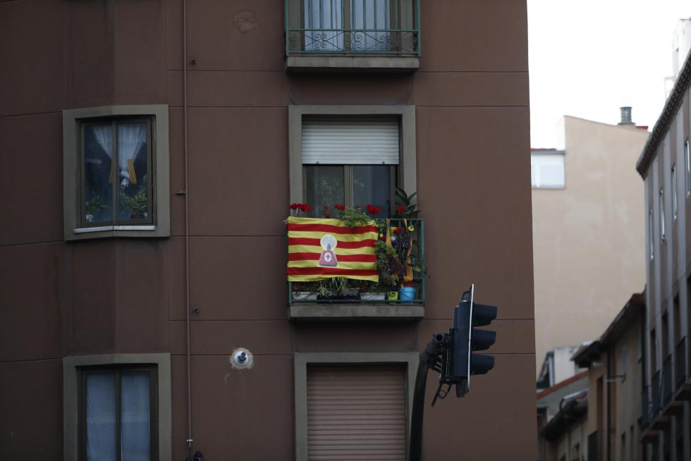 Balcones engalanados en Zaragoza en el Día del Pilar