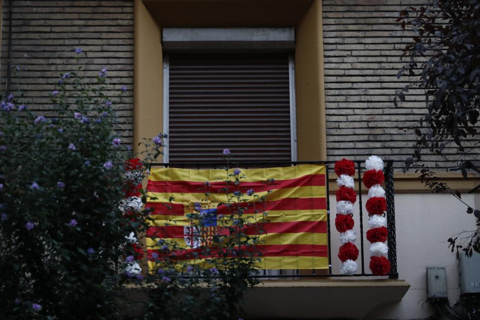 Balcones engalanados en Zaragoza en el Día del Pilar