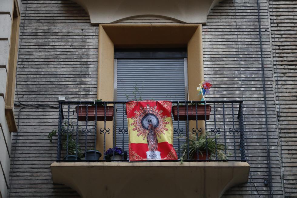 Balcones engalanados en Zaragoza en el Día del Pilar