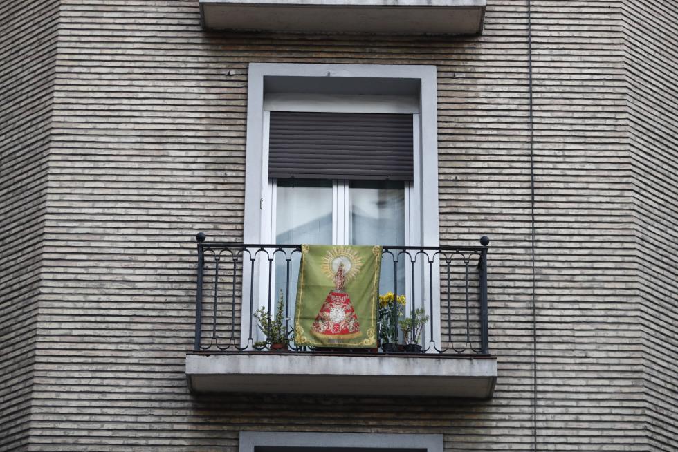 Balcones engalanados en Zaragoza en el Día del Pilar