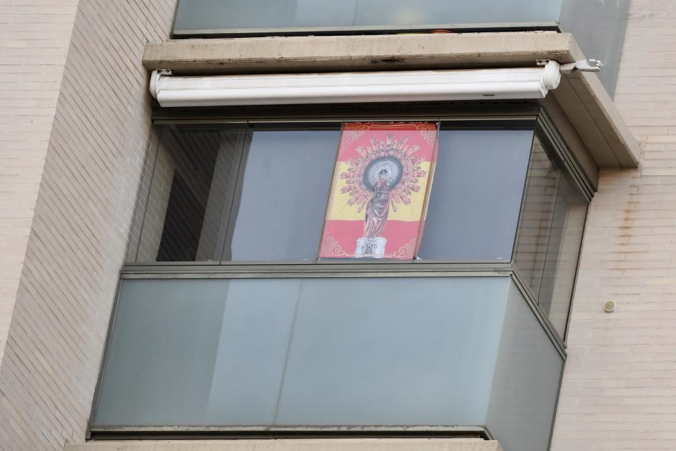 El Día del Pilar 2020 en Zaragoza con balcones engalanados