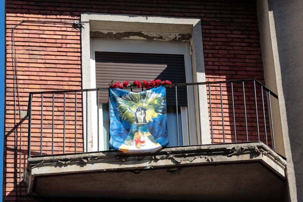 Balcones engalanados en el Día del Pilar