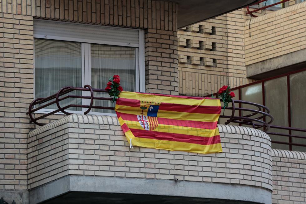 Balcones engalanados en el Día del Pilar
