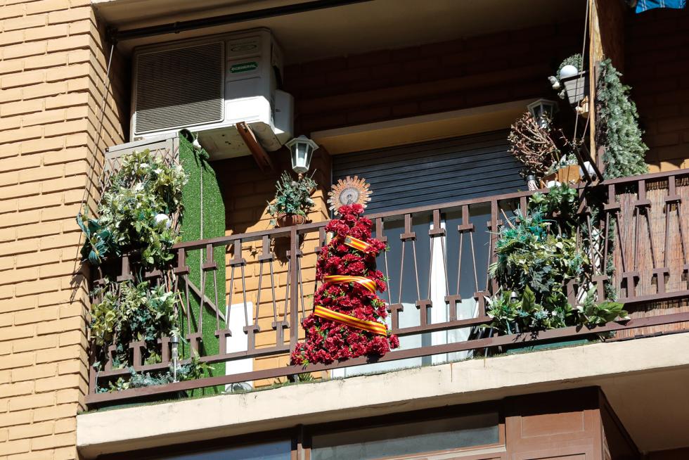 Balcones engalanados en el Día del Pilar