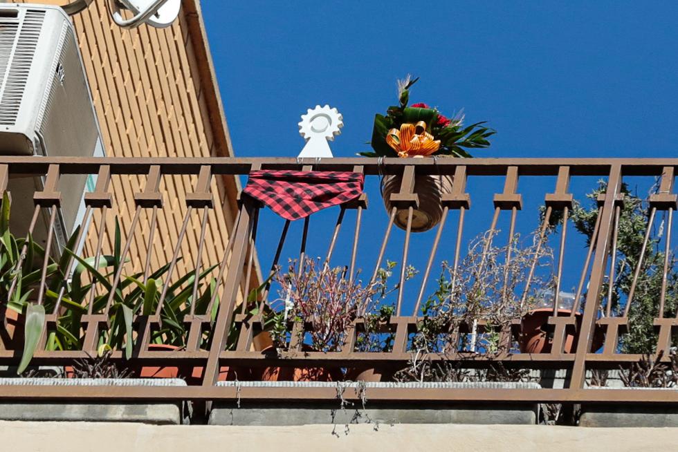 Balcones engalanados en el Día del Pilar