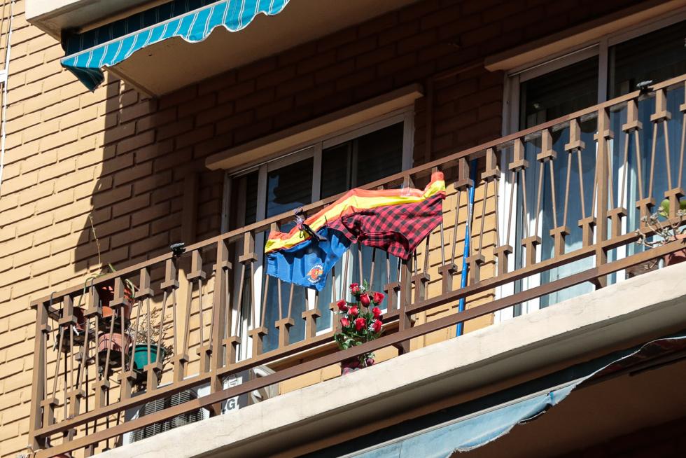 Balcones engalanados en el Día del Pilar