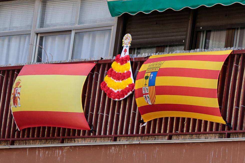 Balcones engalanados en el Día del Pilar