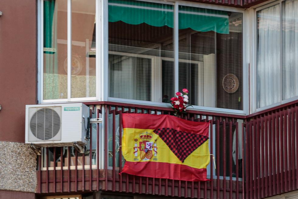 Balcones engalanados en el Día del Pilar