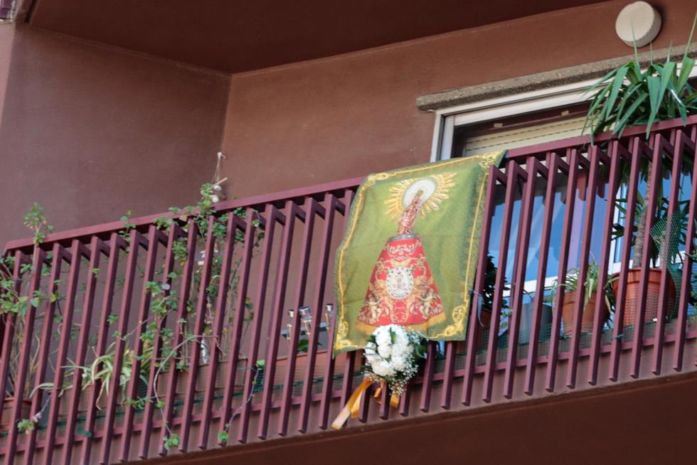 Balcones engalanados en el Día del Pilar