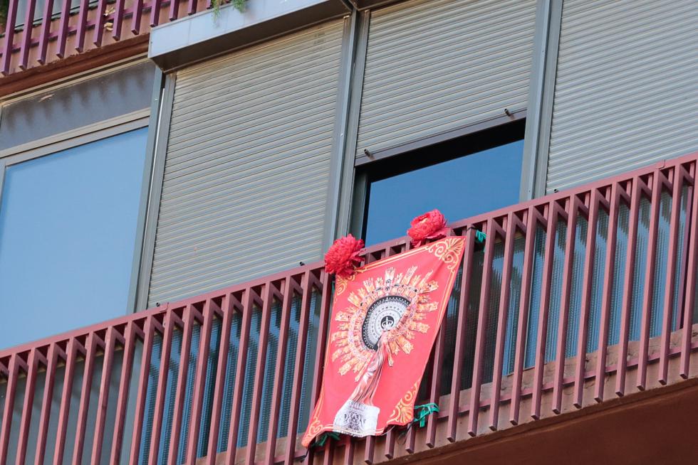 Balcones engalanados en el Día del Pilar