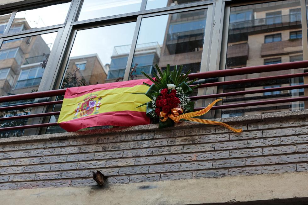 Balcones engalanados en el Día del Pilar