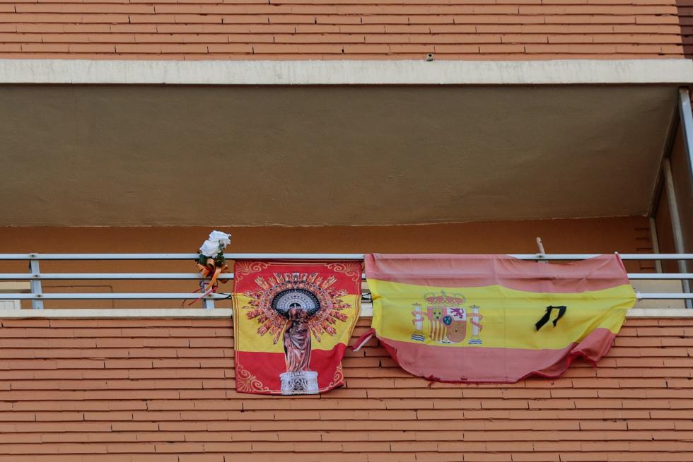 Balcones engalanados en el Día del Pilar