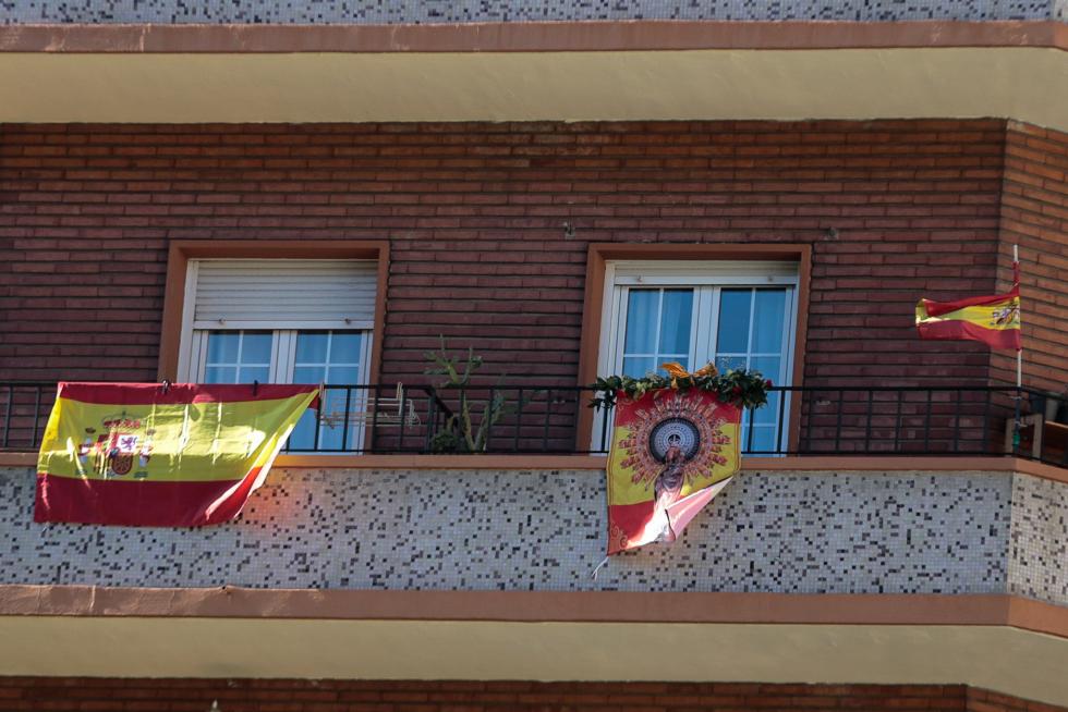 Balcones engalanados en el Día del Pilar