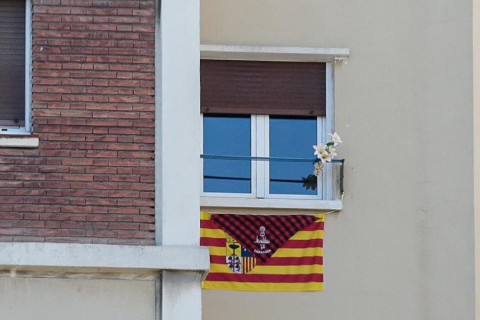 Balcones engalanados en el Día del Pilar