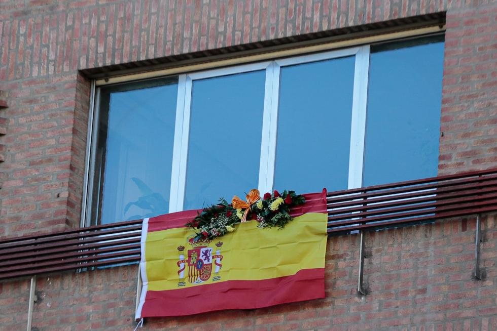 Balcones engalanados en el Día del Pilar