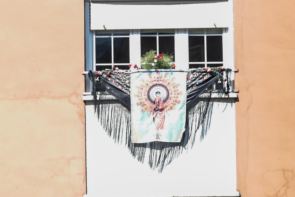 Balcones engalanados en el Día del Pilar