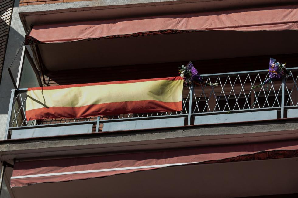 Balcones engalanados en el Día del Pilar