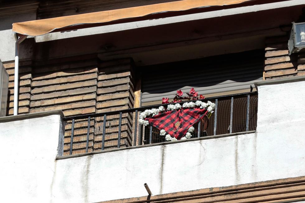 Balcones engalanados en el Día del Pilar