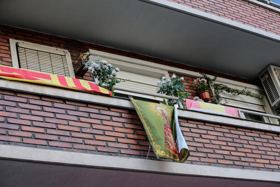Balcones engalanados en el Día del Pilar