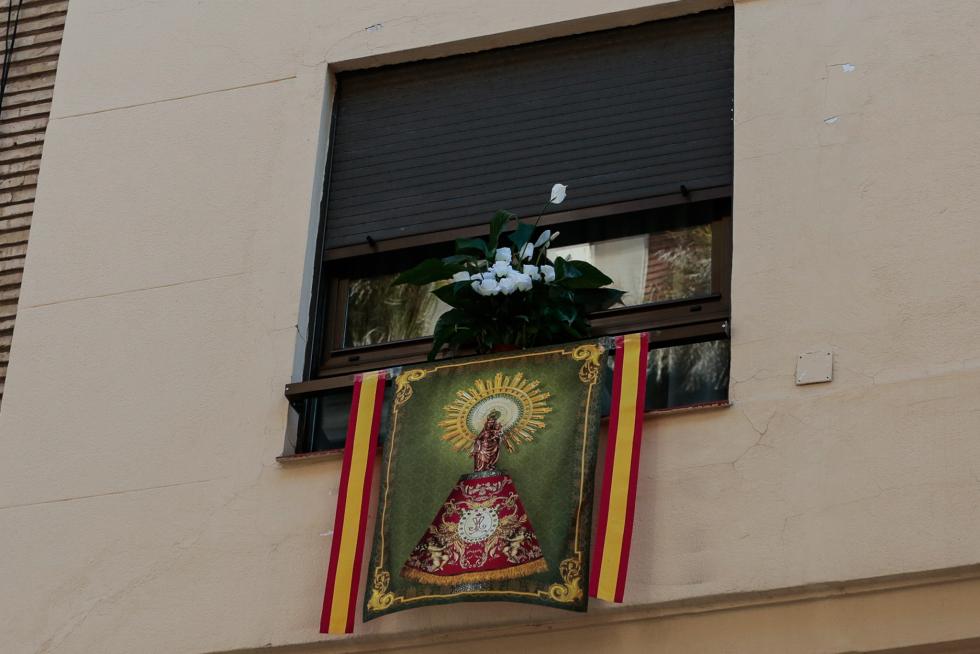 Balcones engalanados en el Día del Pilar