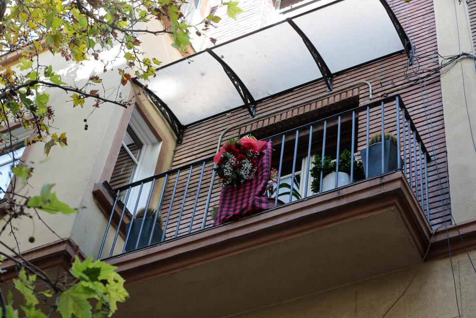 Balcones engalanados en el Día del Pilar