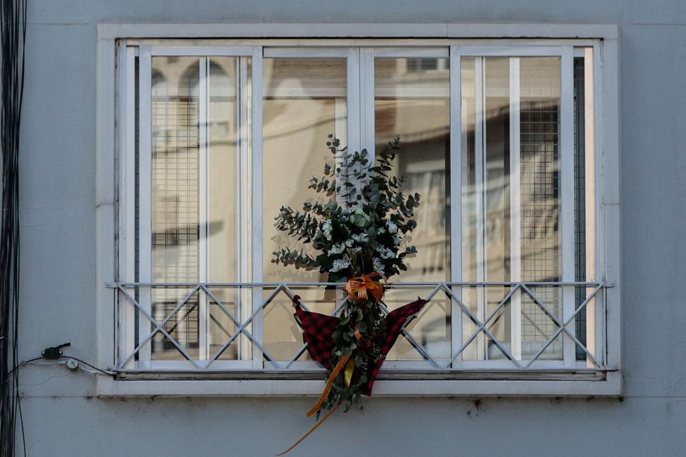 Balcones engalanados en el Día del Pilar