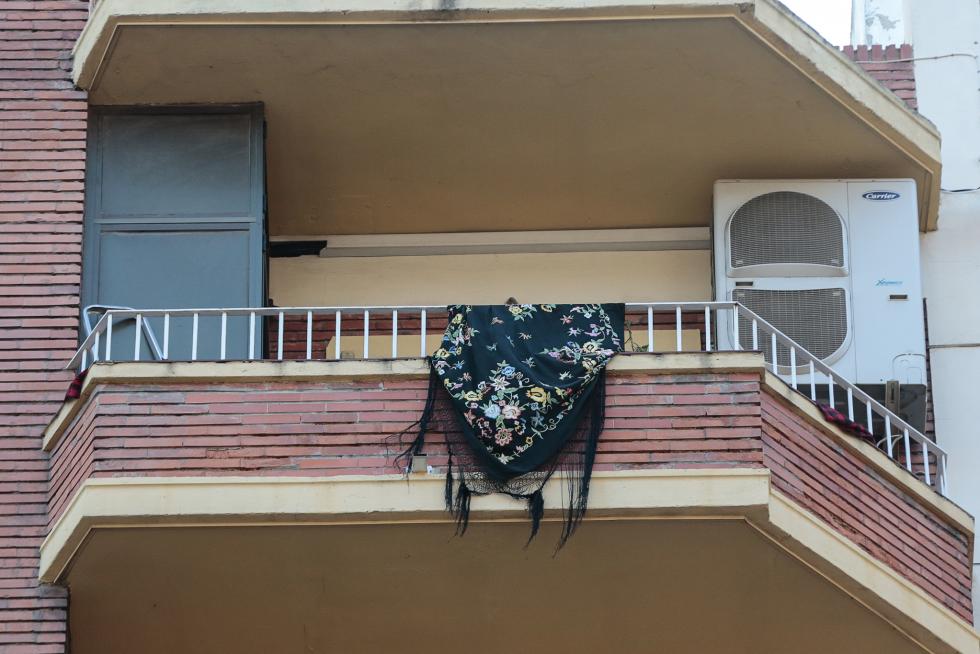 Balcones engalanados en el Día del Pilar