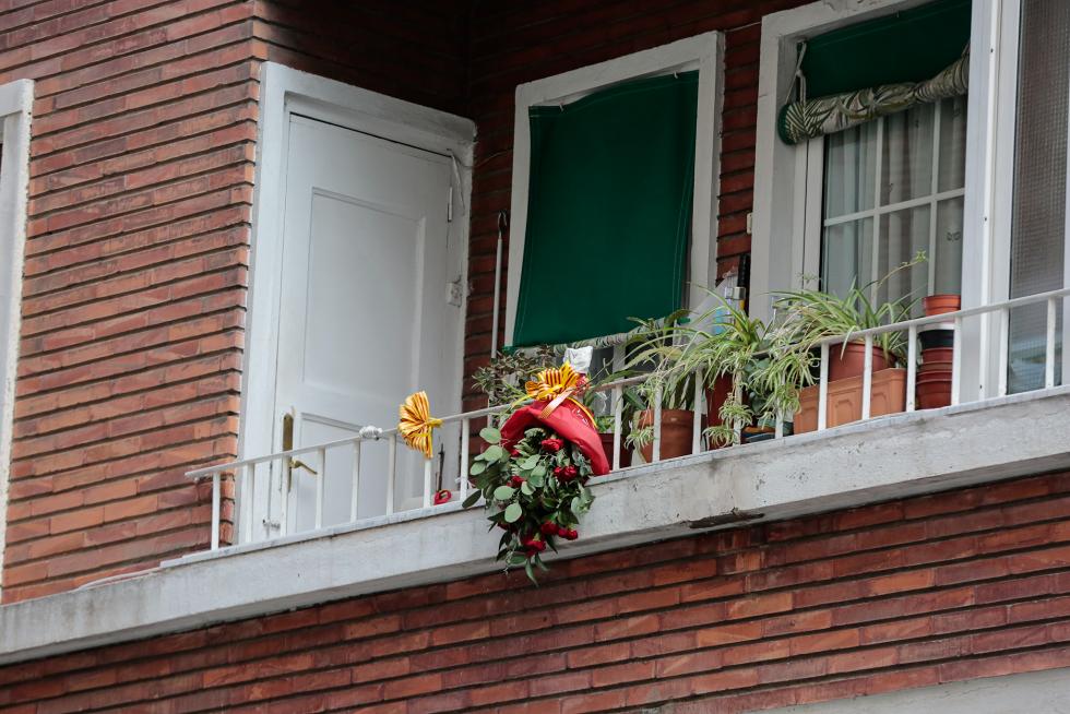 Balcones engalanados en el Día del Pilar
