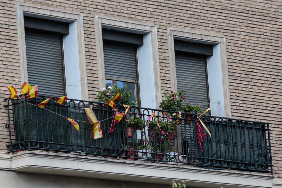 Balcones engalanados en el Día del Pilar