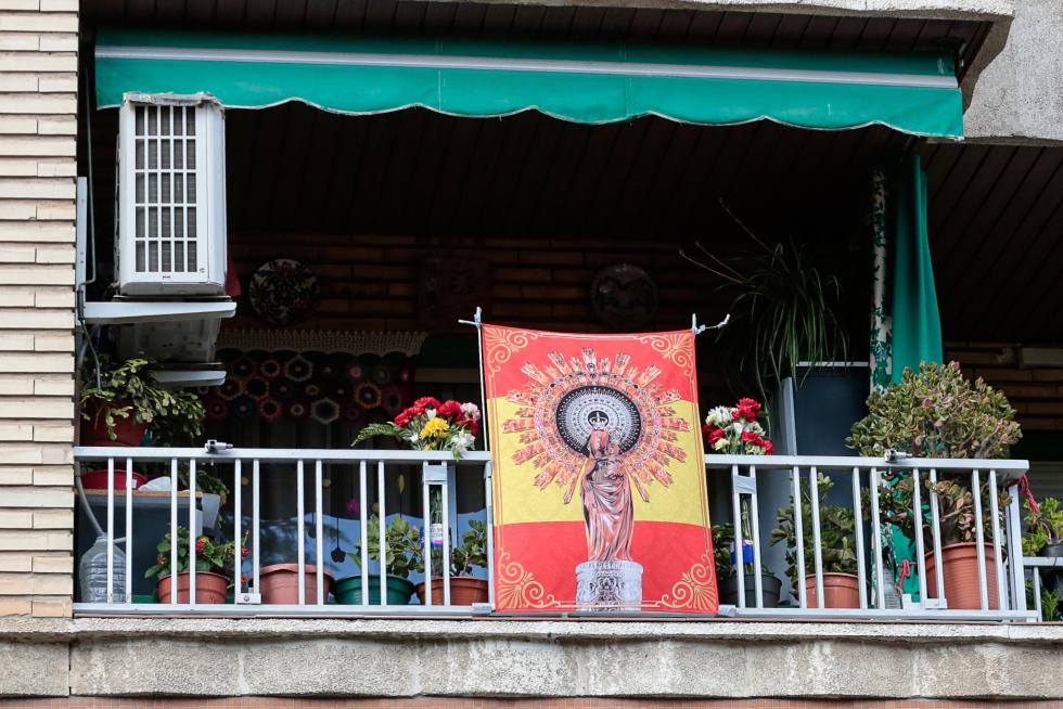 Balcones engalanados en el Día del Pilar