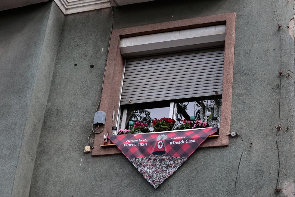 Balcones engalanados en el Día del Pilar