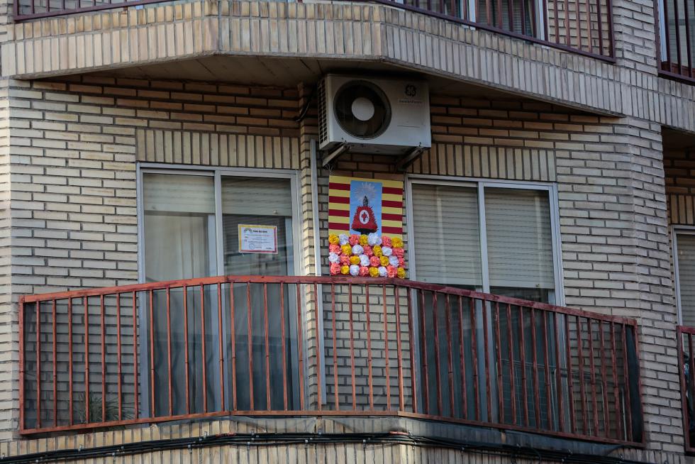 Balcones engalanados en el Día del Pilar