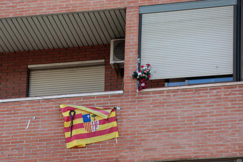 Balcones engalanados en el Día del Pilar