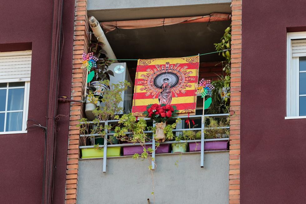 Balcones engalanados en el Día del Pilar