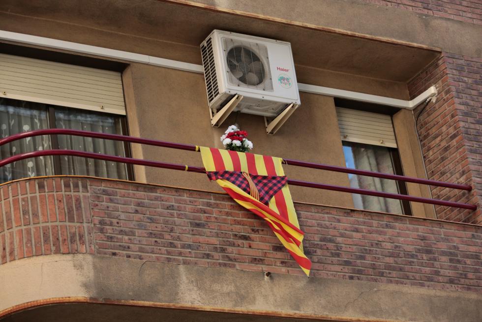 Balcones engalanados en el Día del Pilar