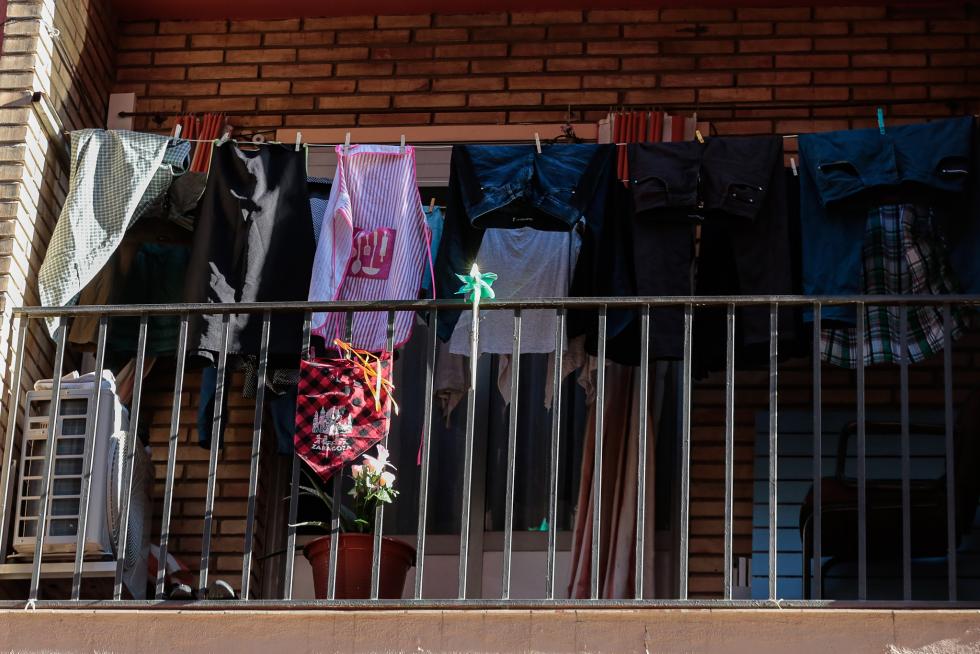 Balcones engalanados en el Día del Pilar