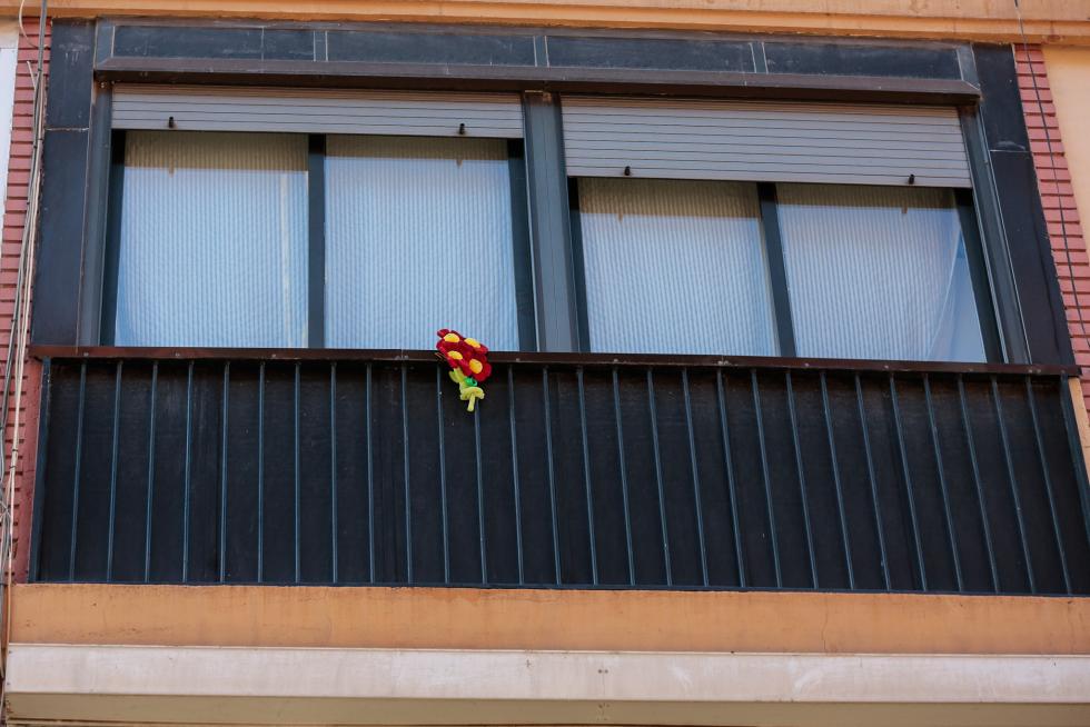 Balcones engalanados en el Día del Pilar