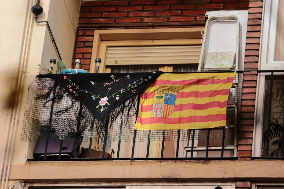 Balcones engalanados en el Día del Pilar