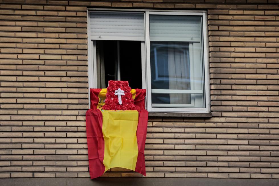 Balcones engalanados en el Día del Pilar
