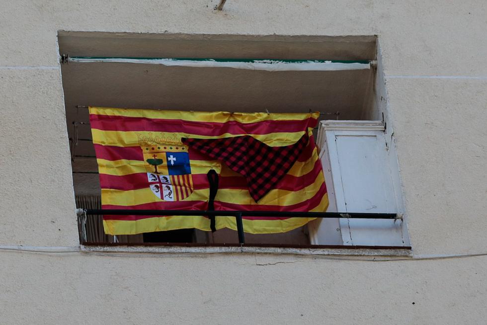 Balcones engalanados en el Día del Pilar