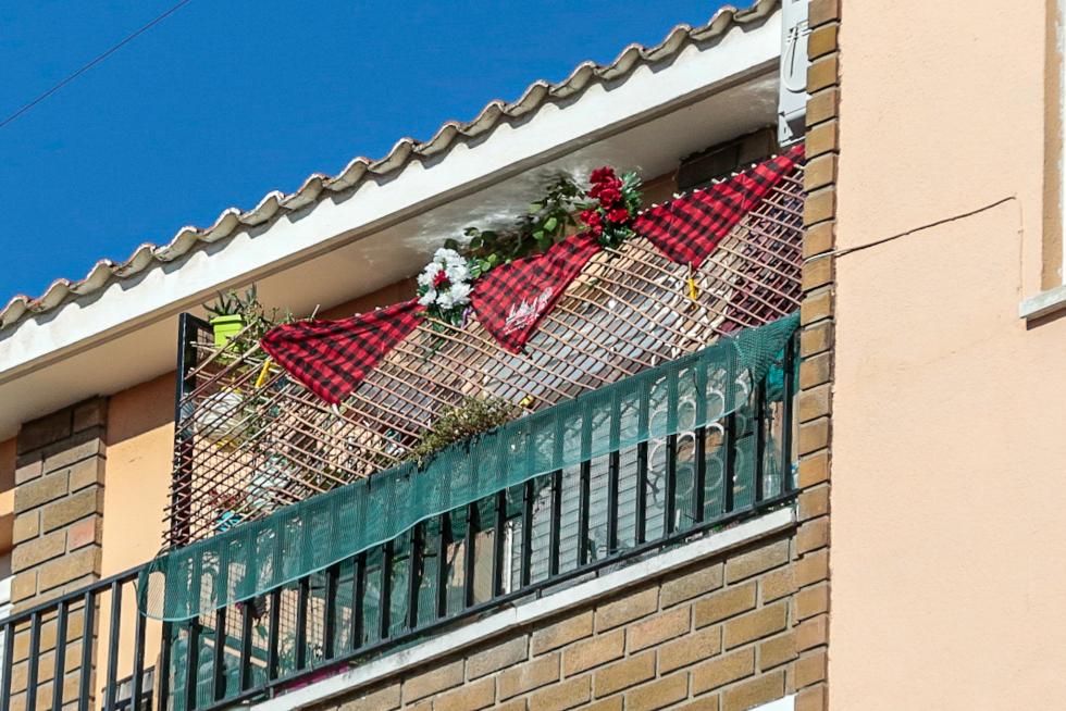 Balcones engalanados en el Día del Pilar