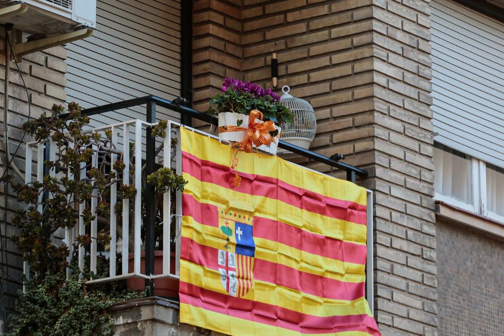 Balcones engalanados en el Día del Pilar