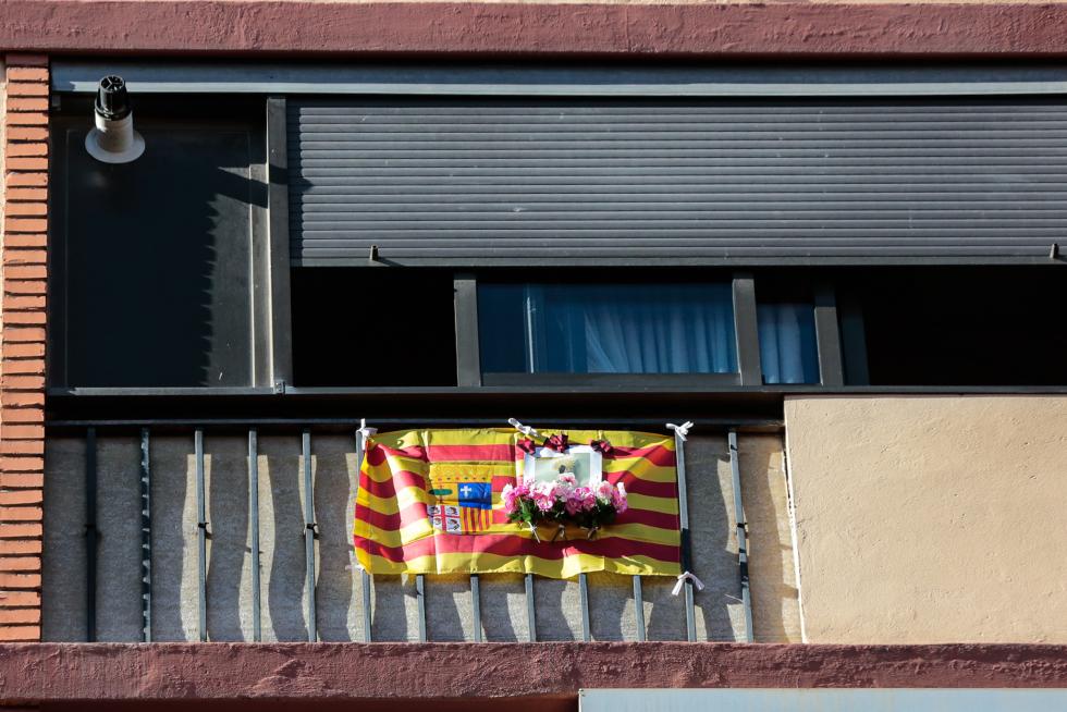 Balcones engalanados en el Día del Pilar