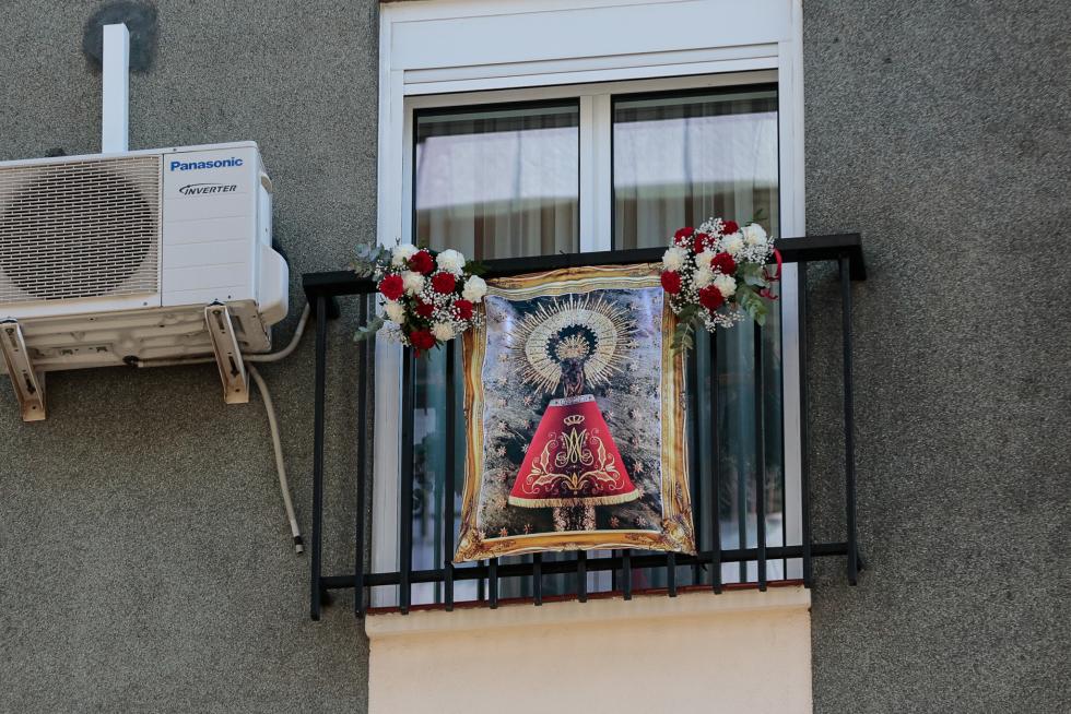 Balcones engalanados en el Día del Pilar
